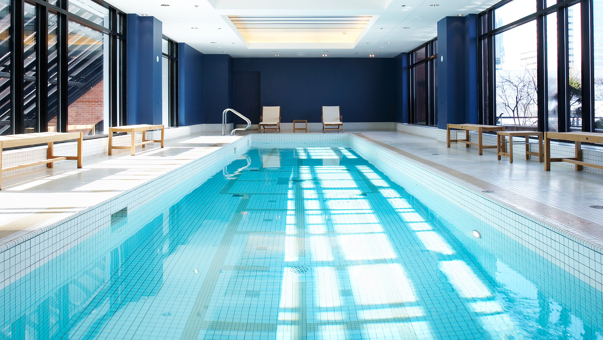 Piscine intérieure baignée de lumière naturelle à l’InterContinental Montréal