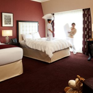 Chambre familiale avec lits jumeaux dans la Suite Tourelles, idéale avec enfants