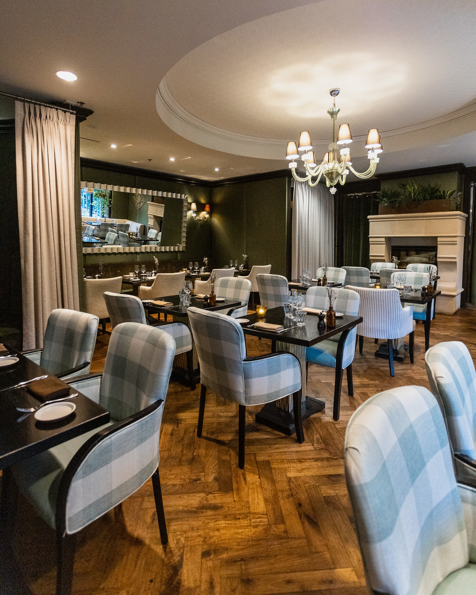 Vue de la salle de restaurant Osco! avec ambiance raffinée et assises confortables