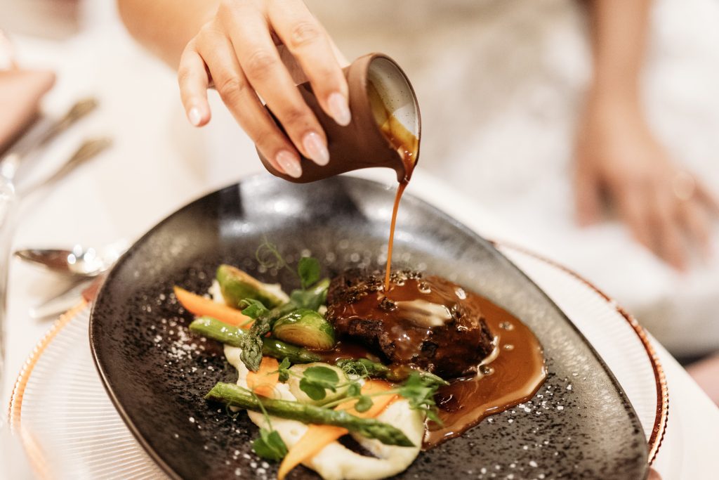 Plat raffiné du repas de mariage servi à l’InterContinental Montréal