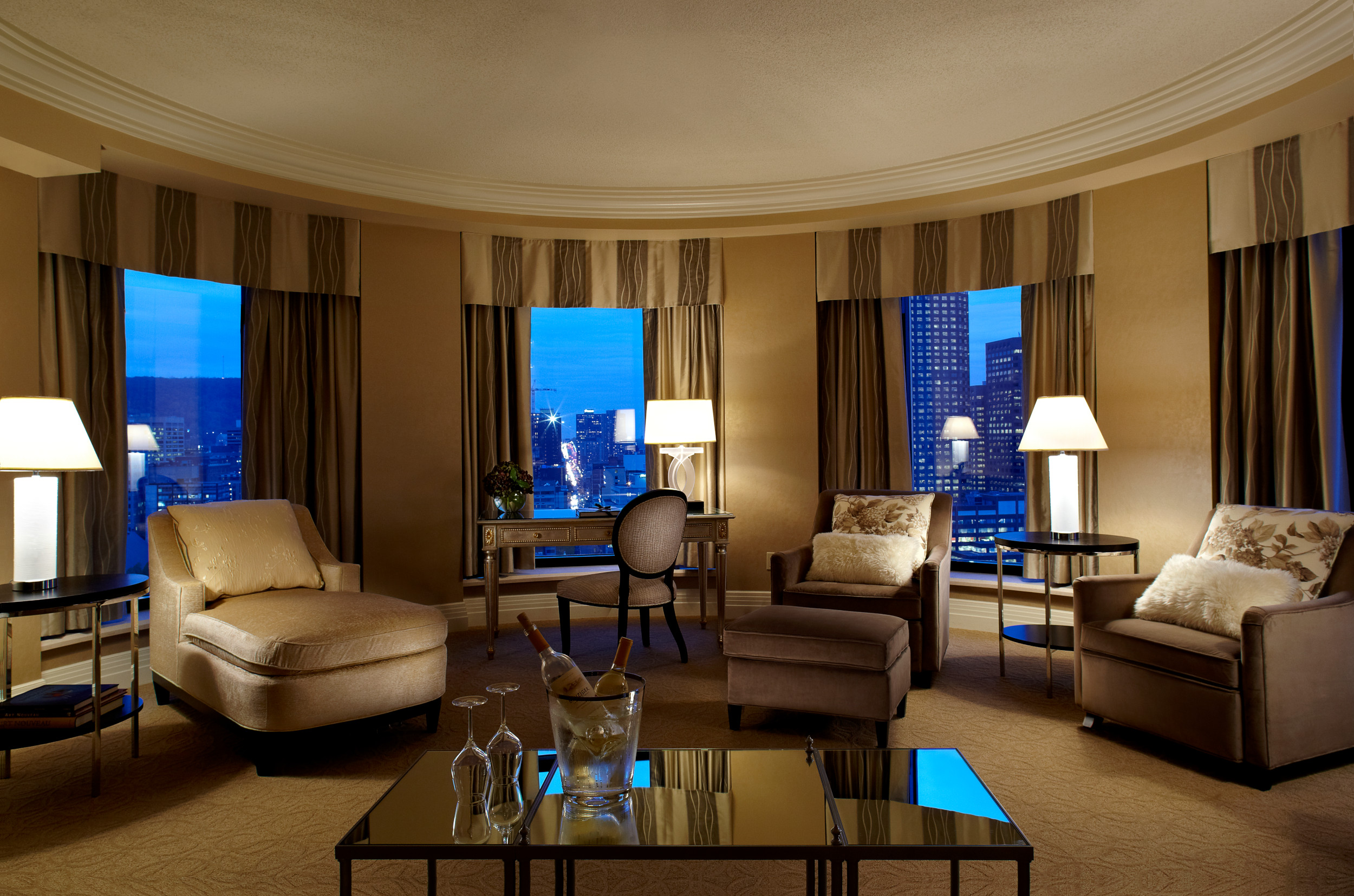 Salon élégant avec vue nocturne sur Montréal depuis la Suite Présidentielle de l'InterContinental