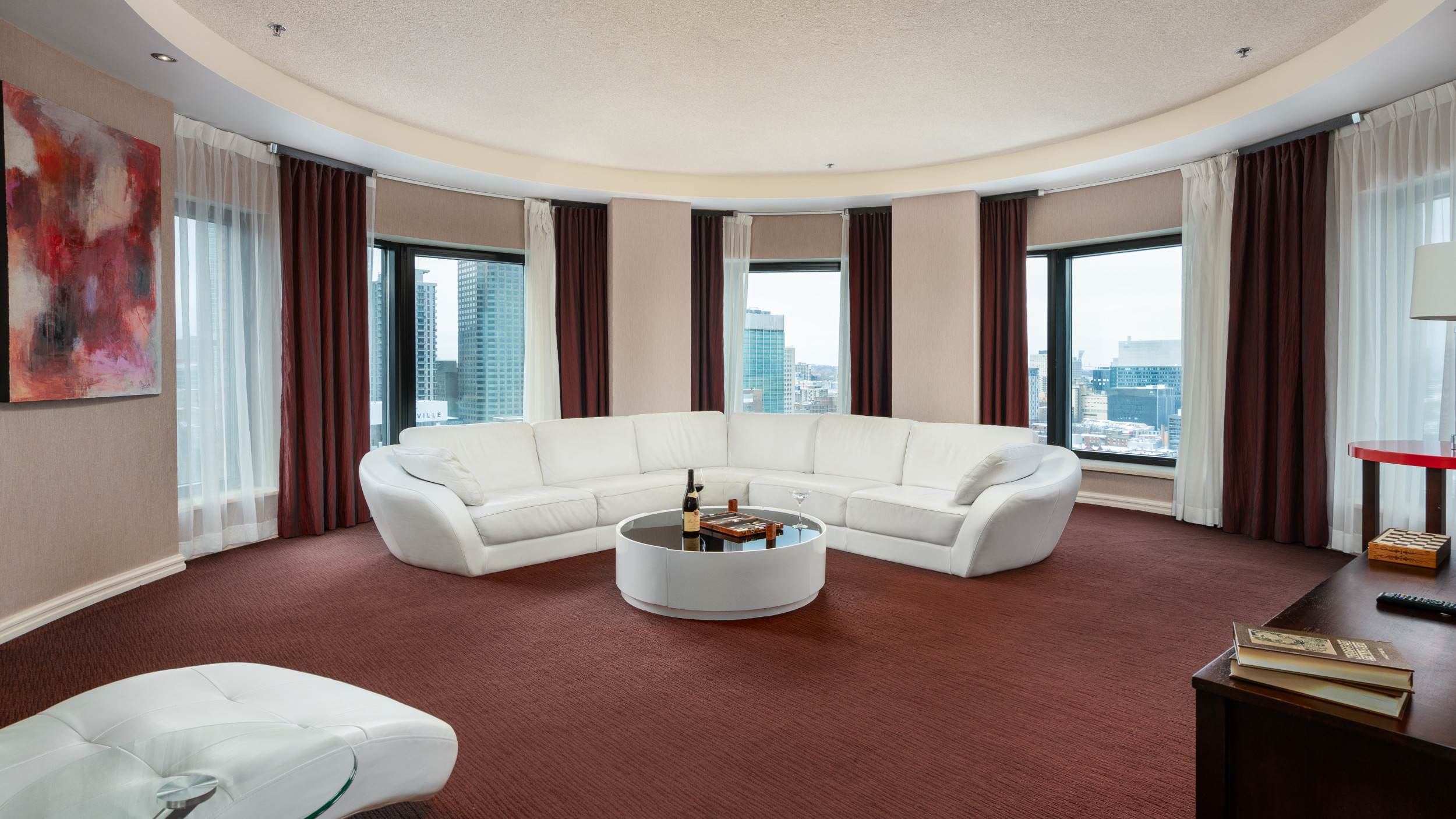 Salon de la Suite Présidentielle avec vue panoramique sur Montréal
