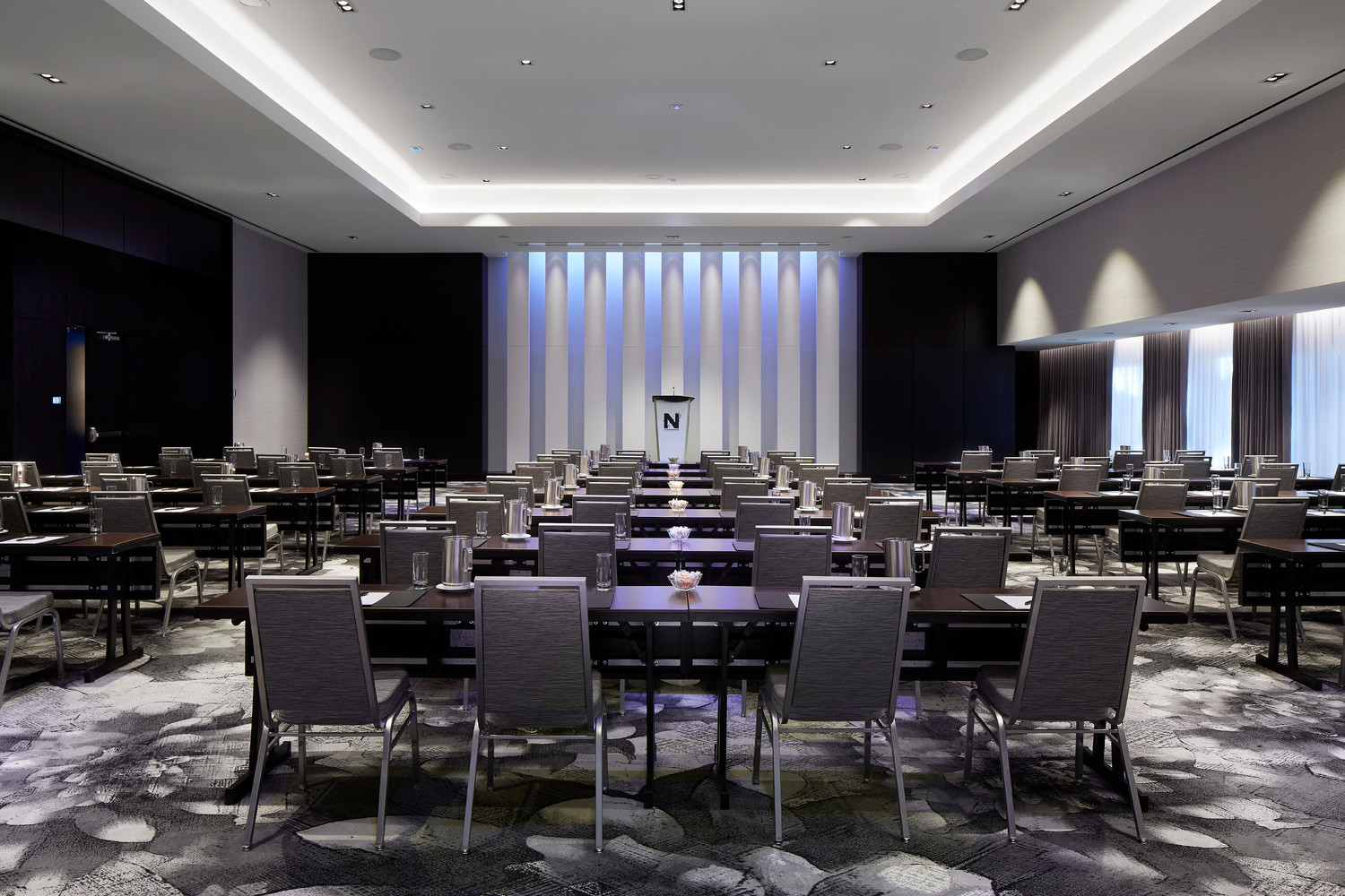 Salle de réunion lumineuse préparée pour une conférence à l’InterContinental Montréal