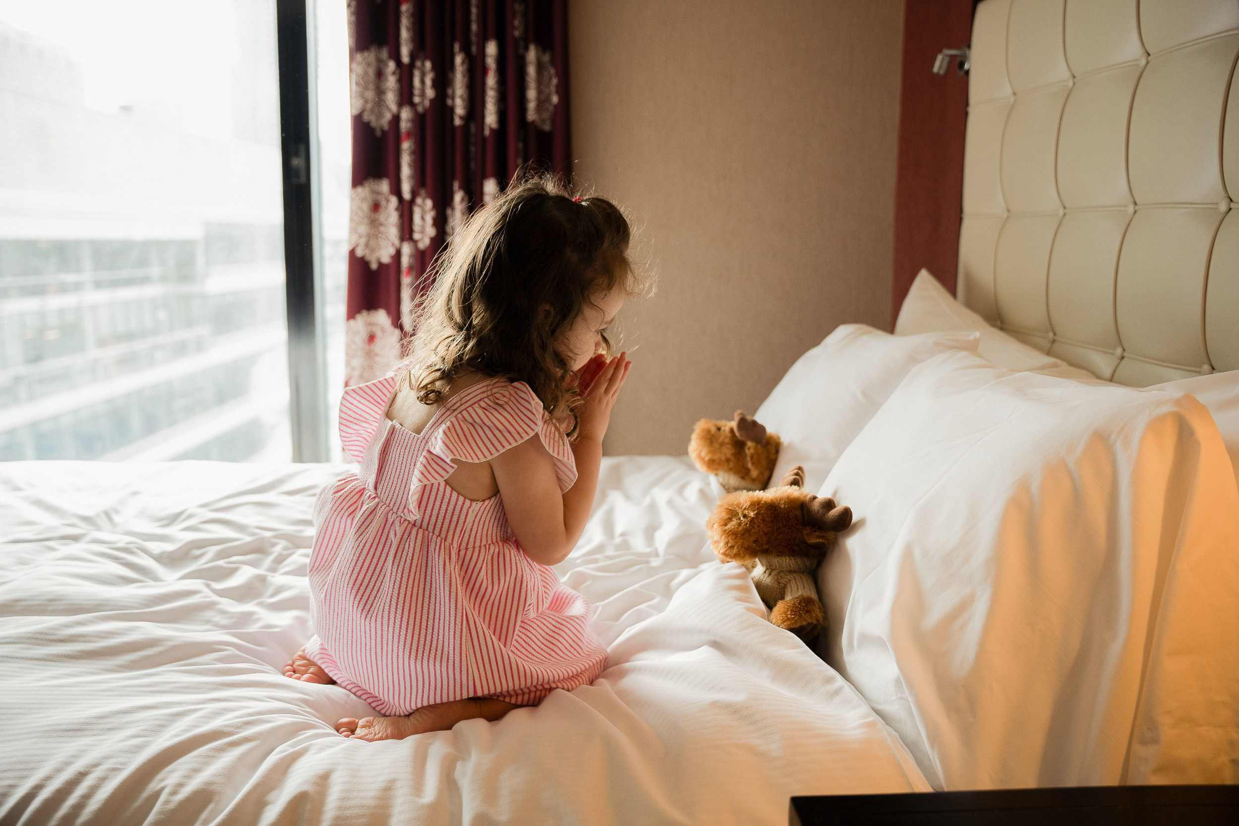 Mère et enfant profitant d’un moment complice dans une chambre de l'InterContinental au centre de Montréal