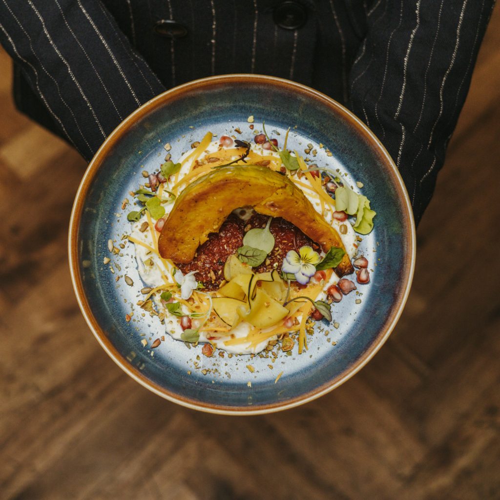 Entrée savoureuse et colorée servie au déjeuner au restaurant Osco! de l’InterContinental Montréal