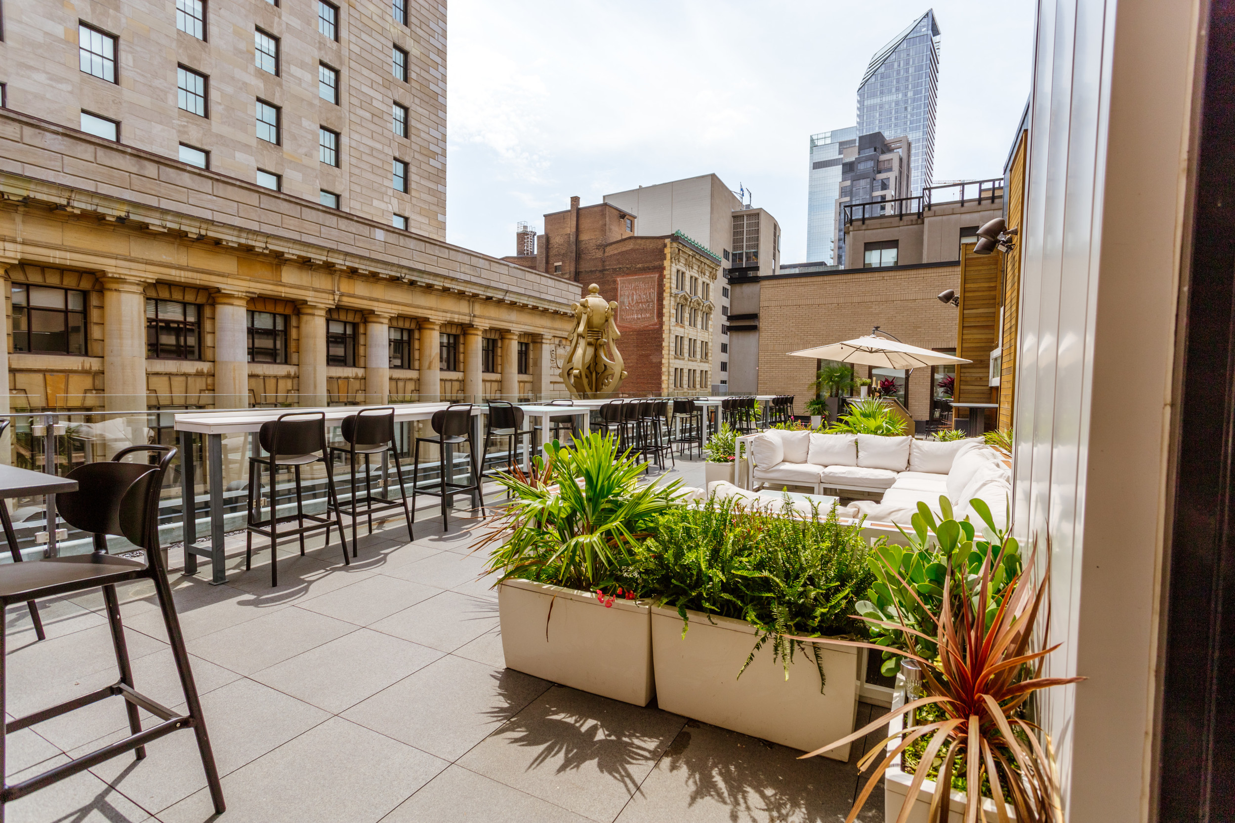 Terrasse extérieure élégante avec vue sur le Vieux-Montréal pour cocktails ou événements