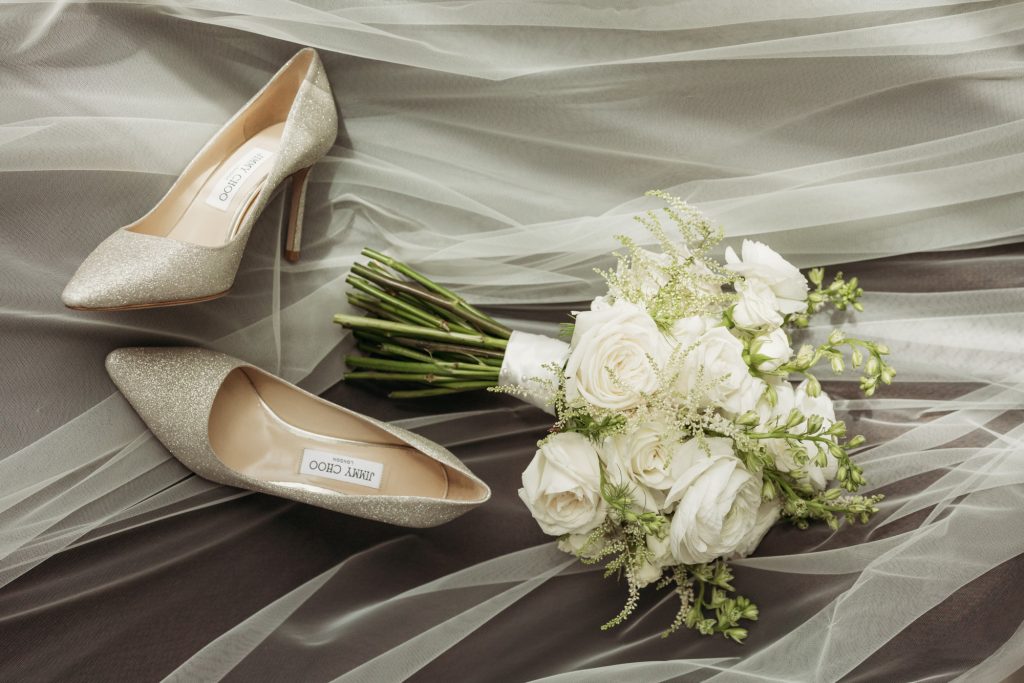 chaussures de mariée et bouquet de fleurs